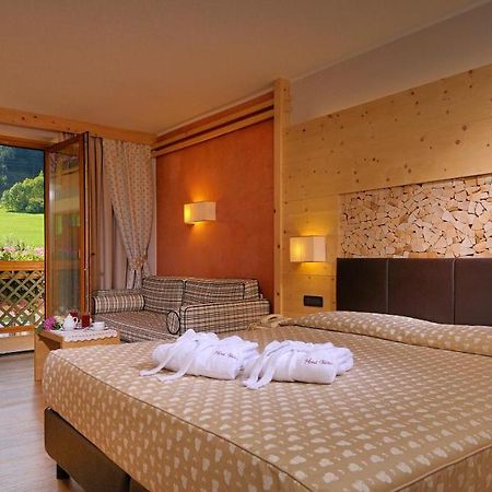 Tevini Dolomites Charming Hotel Commezzadura Room photo