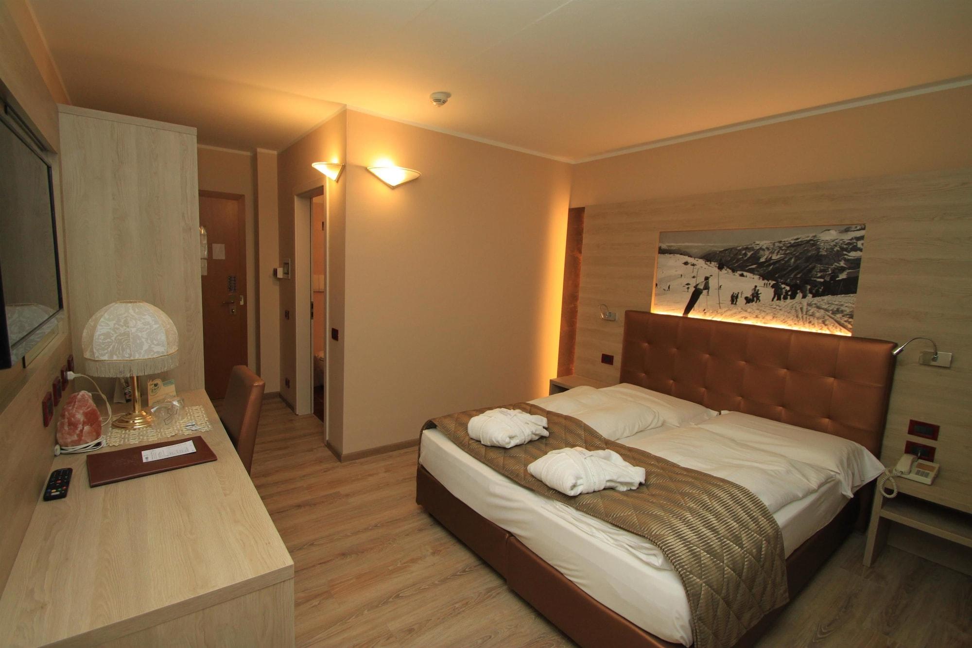 Tevini Dolomites Charming Hotel Commezzadura Room photo