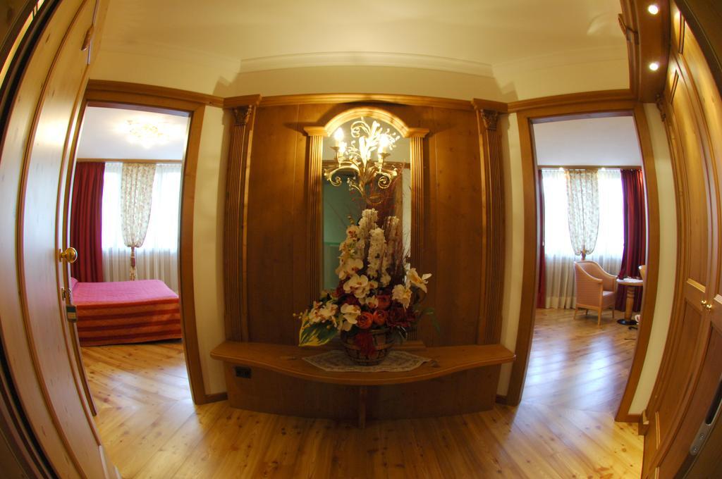 Tevini Dolomites Charming Hotel Commezzadura Room photo