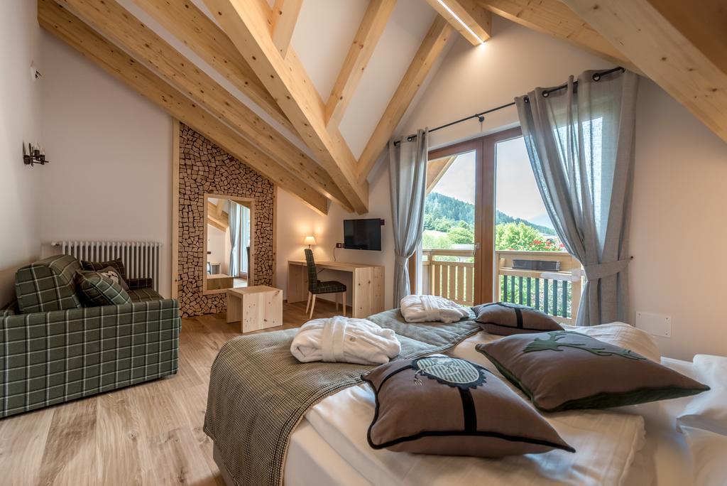 Tevini Dolomites Charming Hotel Commezzadura Room photo